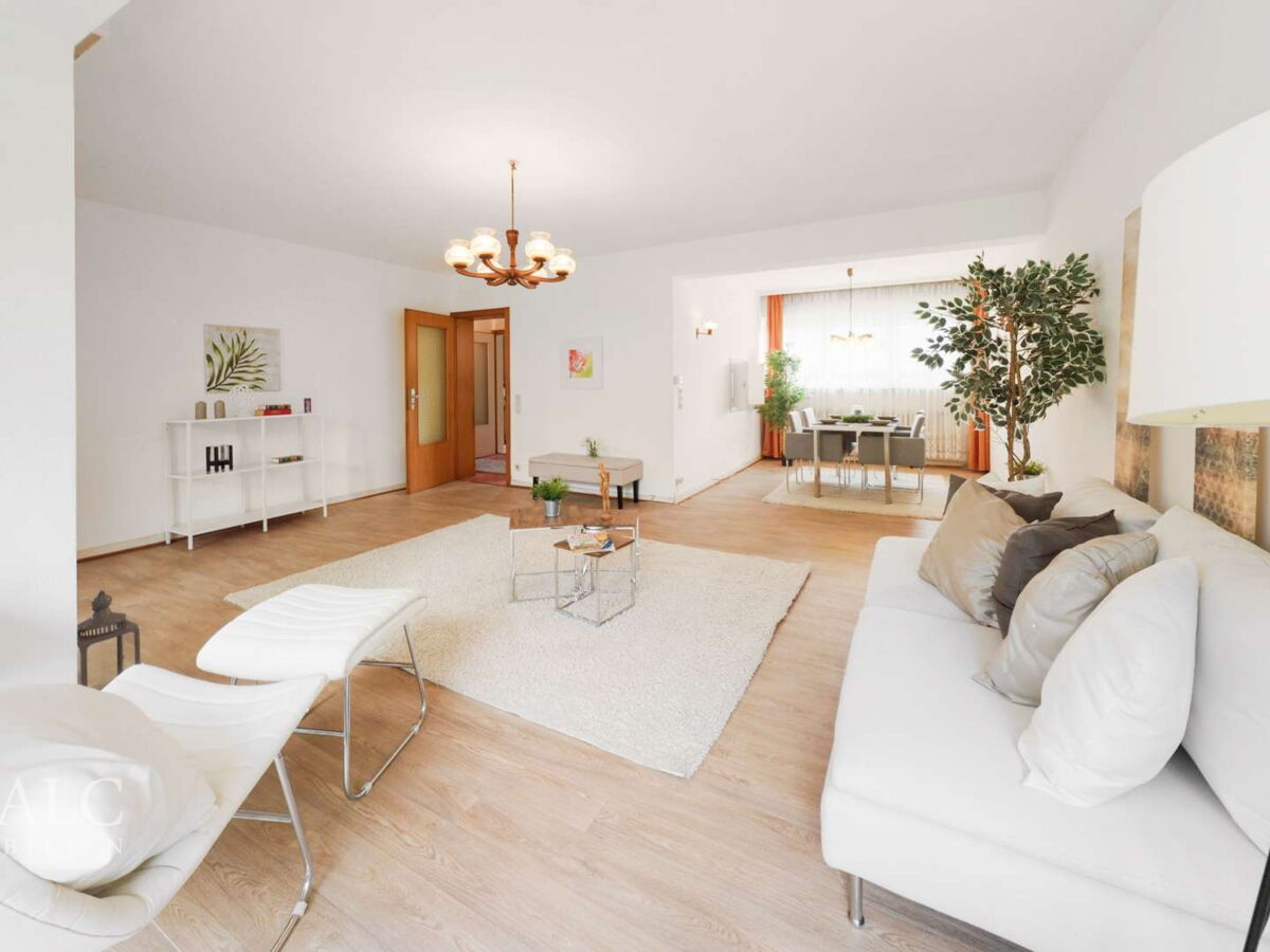 Wohnzimmer mit Esszimmer