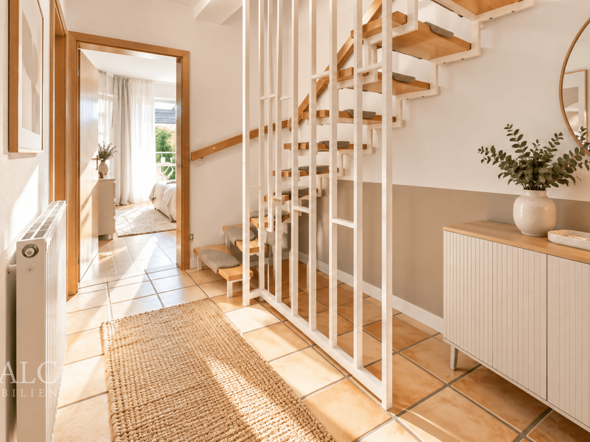 Heller skandinavischer Flur mit Treppe