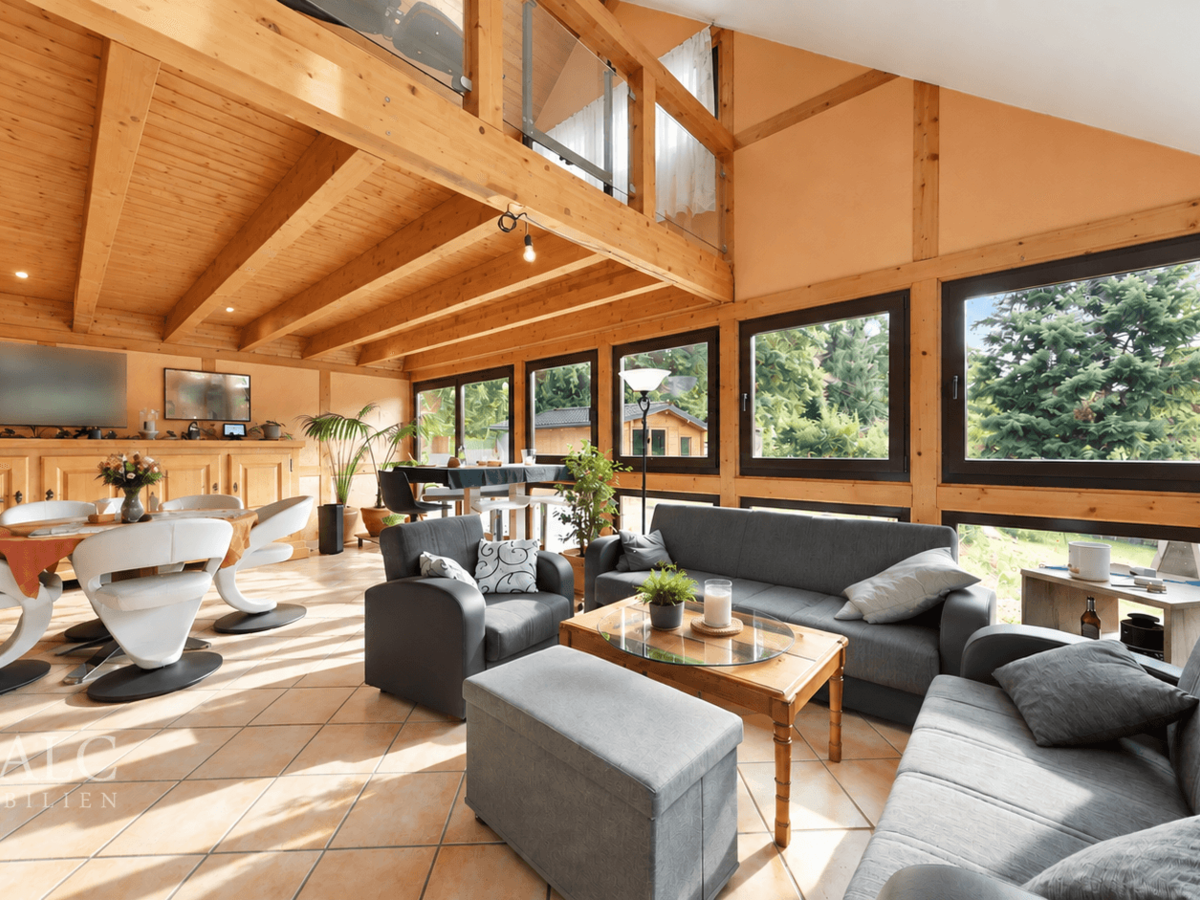 Wohnzimmer mit Essbereich