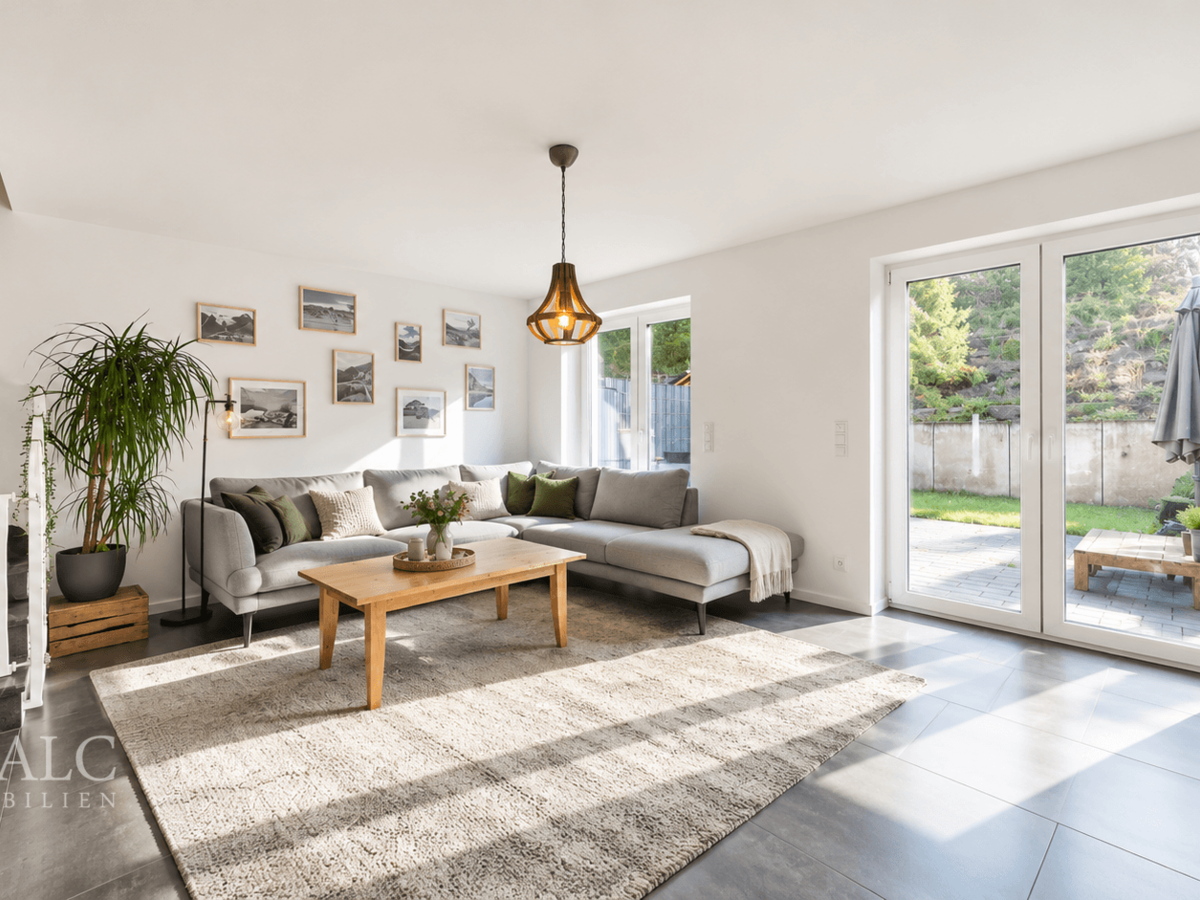Helles skandinavisches Wohnzimmer mit Gartenblick