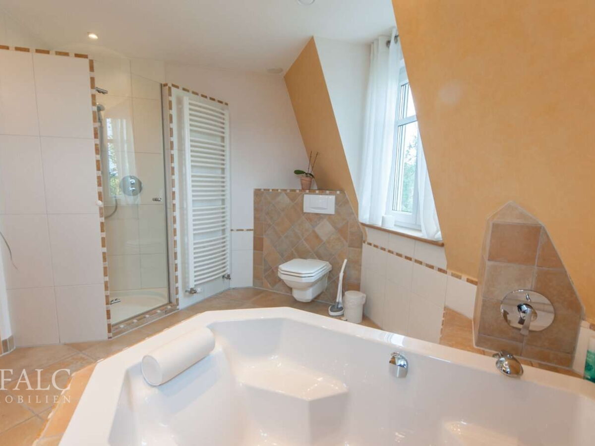 Hauptbad_mit_Wanne_und_Dusche